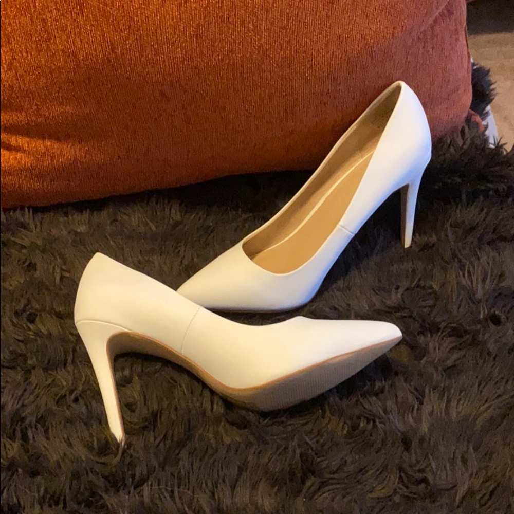 Mix No.6 White Pumps